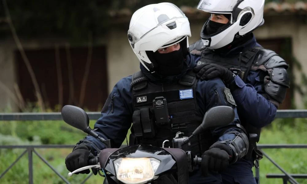 Αναστάτωση στην ΕΛ.ΑΣ.: Συλλήψεις αστυνομικών για εμπλοκή σε μεγάλο κύκλωμα έκδοσης παράνομων εγγράφων